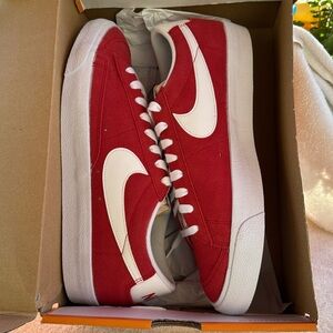 NIKE BLAZER LOW “77 SUEDE
SIZE:12
Color: RED